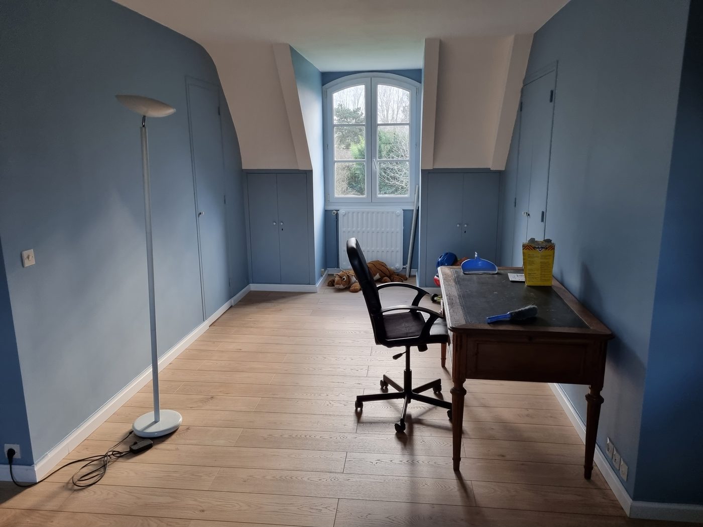 Bureau peint en bleu et blanc